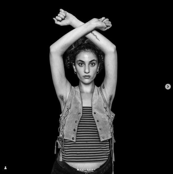 Por su parte, el vello corporal en las mujeres tiende a ser eliminado completamente en la industria de la moda y la belleza, por ende, muchas féminas buscan eliminarlo permanentemente de sus cuerpos (una acción que las modelos de Hopper critican por ser ‘antinatural’).