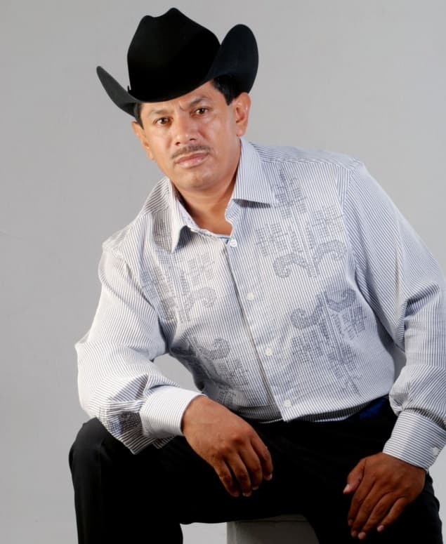 “Desde niña demostró de México ser la grande, con agallas y poder, en eso heredó a su padre, cuando te miran que avanzas, no hay perro que no te ladre..." , dice un fragmento de la canción de Gonzalo Peña.