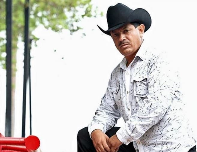 El cantante Gonzalo Peña de inmediato se 'puso las pilas' y compuso un corrido inspirado en la actriz titulado 'La Gallina de los Huevos'.