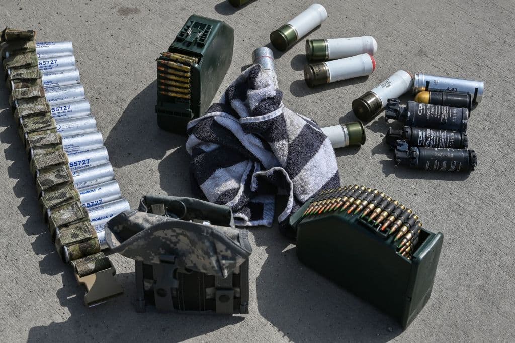 En los últimos días, tras el fulgurante ascenso talibán, 
<b>EEUU llegó a tener 5,000 militares desplegados</b> para asegurar la seguridad de las evacuaciones, aunque no pudo evitar el atentado del pasado jueves 
<a href="https://www.univision.com/noticias/mundo/lo-que-se-sabe-soldados-muertos-afganistan">en el que murieron 13 de sus soldados</a>. Algunos solo habían sido enviados a Kabul para apoyar en las tareas de salida, no llevaban en la capital ni dos semanas. Este martes en el aeropuerto quedaban solo los materiales que dejaron atrás.