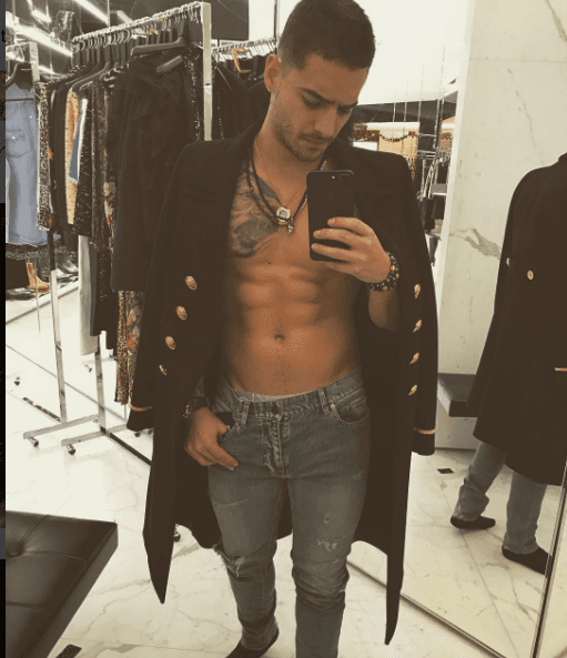 Maluma es otro que está en esta lista, por su bien trabajado abdomen.