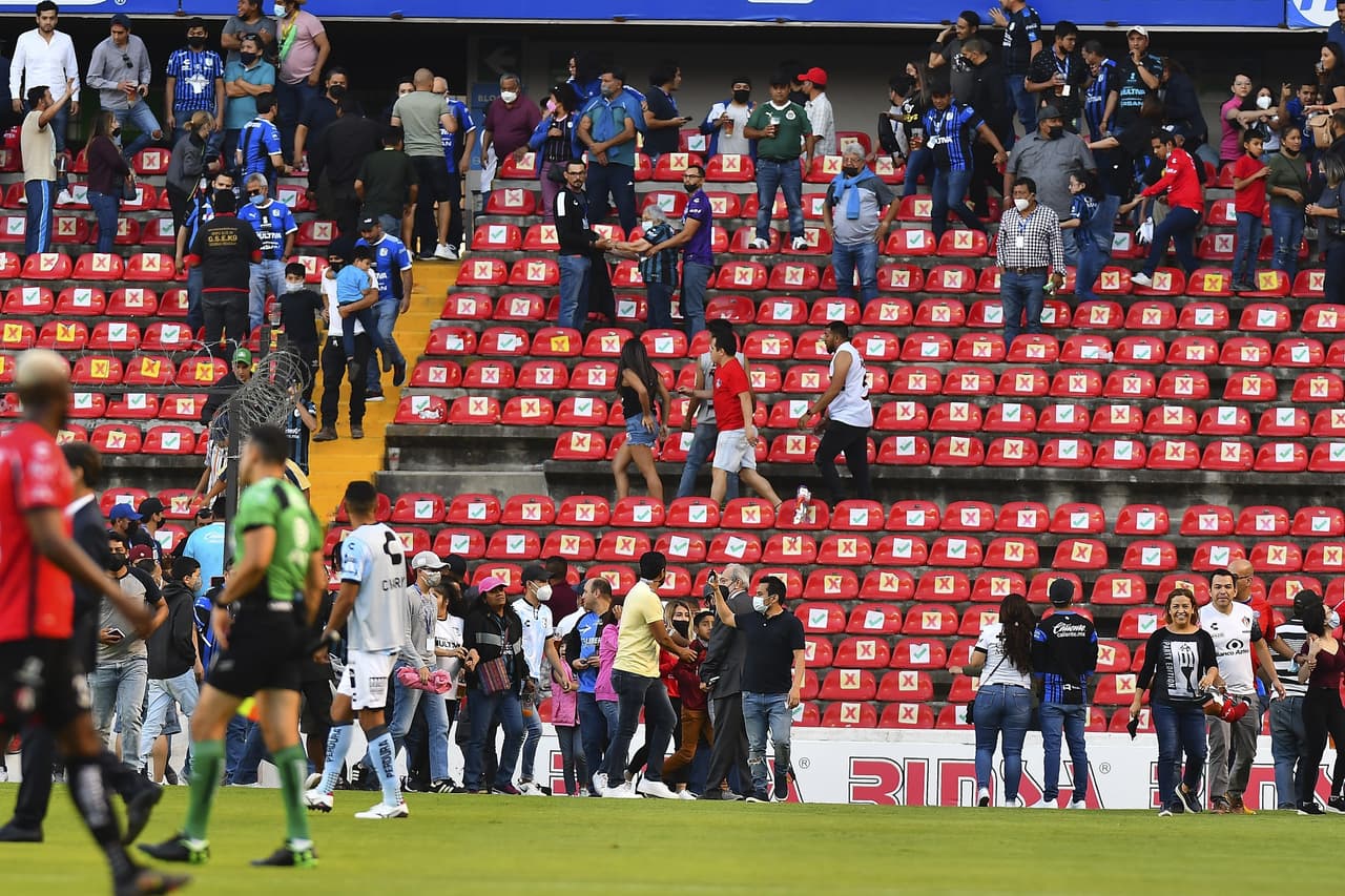 Corría el minuto 60 del partido entre Atlas y Querétaro cuando la violencia se desató en la tribuna, aficionados invadieron la cancha y luego las barras hicieron lo propio en penosas imágenes.