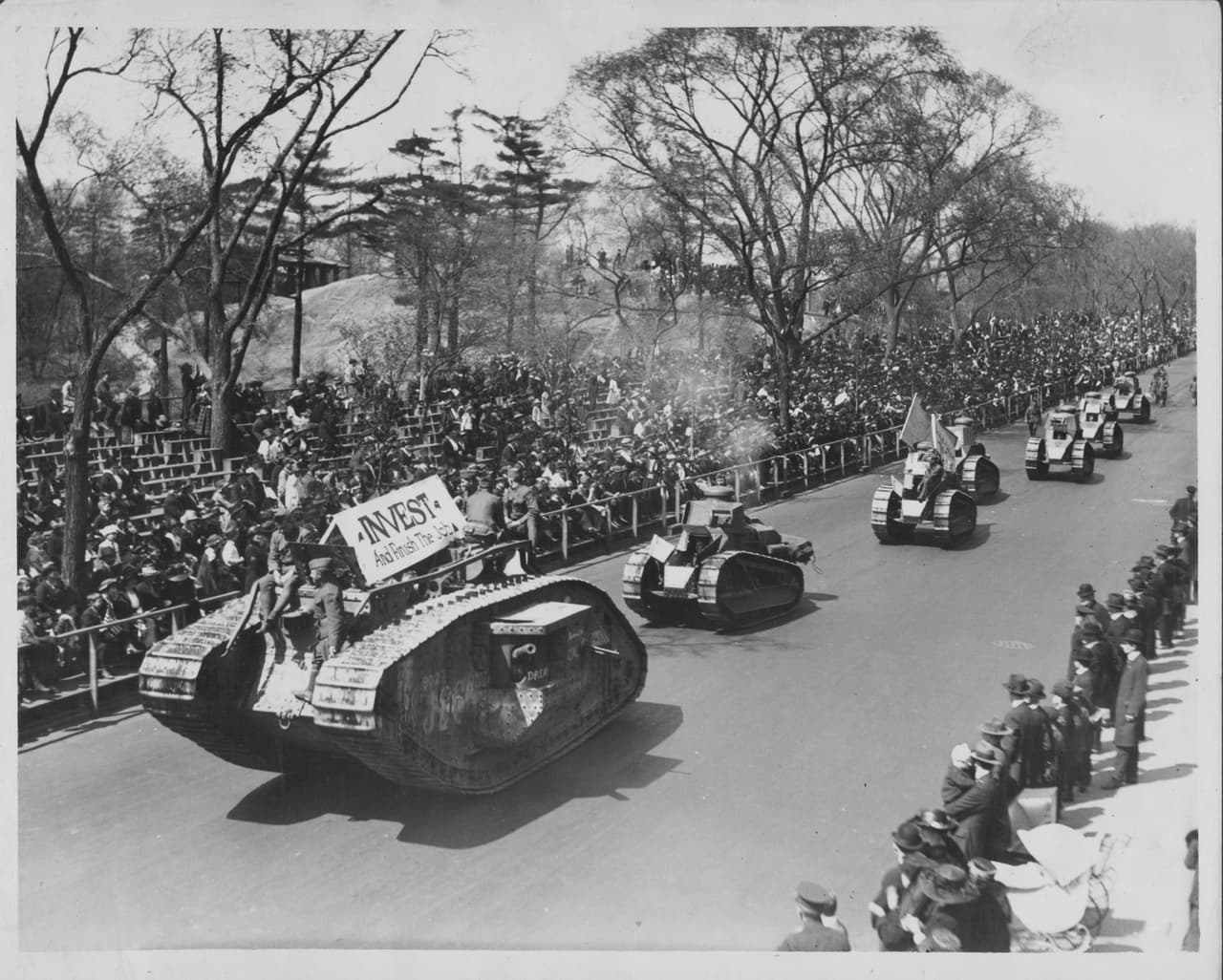 Un siglo atrás, en 1919 se celebró en Nueva York la victoria de los Aliados, de los que formaba parte EEUU, en la Primera Guerra Mundial. Fue un concurrido desfile militar donde los entonces novedosos tanques blindados y soldados pasearon por las calles de Manhattan.
