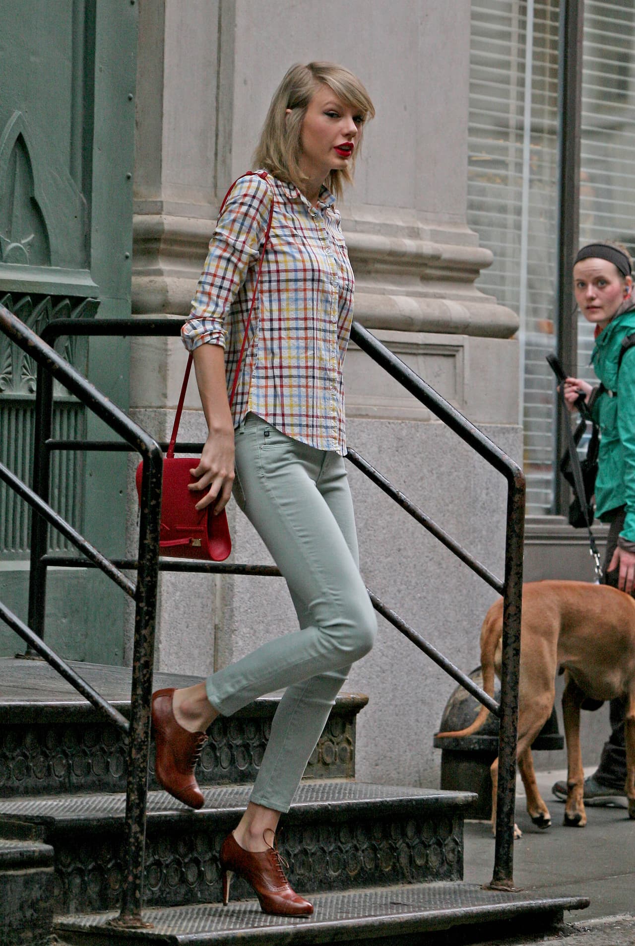 También puedes intercambiar y usar los cuadros en la camiseta, no en los pantalones. Estos realmente te volverán el centro de atención en los pasillos de la escuela.