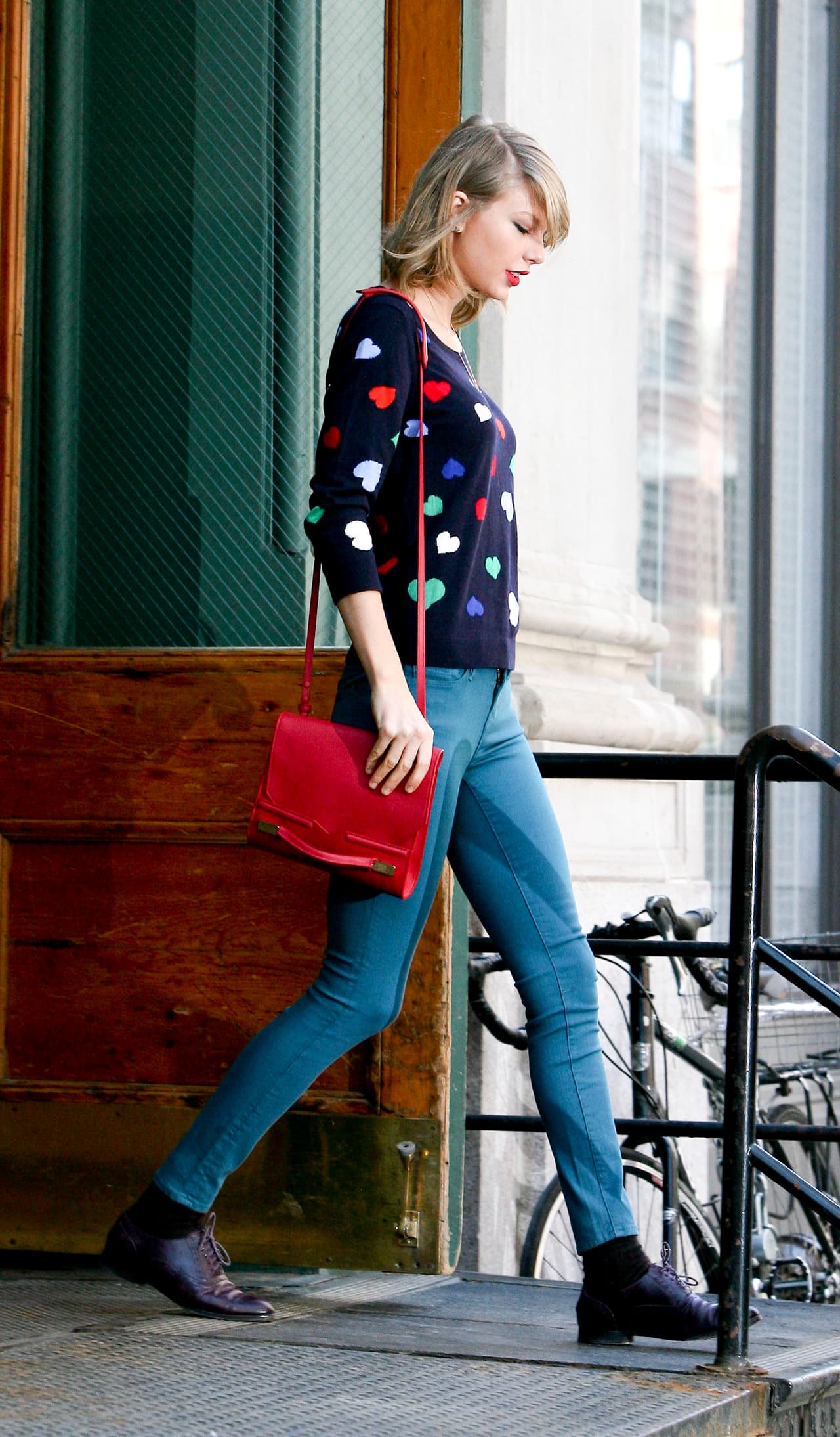 ¿Puntos o rayas? ¿Qué prefieres para ti? Por una parte, cualquier forma redonda que uses sobre tus abrigos o camisetas atraerá la atención sobre tu pecho.