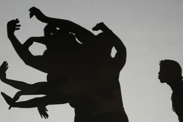 La imagen de una niña que juega con su sombra frente a una vela es todo lo que le bastó a la compañía estadounidense Pilobolus.