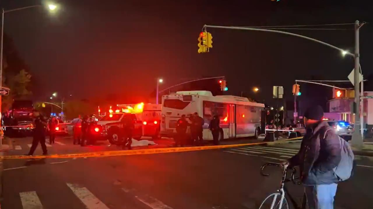 Joven de 16 años fallece tras estrellar su motocicleta contra autobús de la MTA en Queens