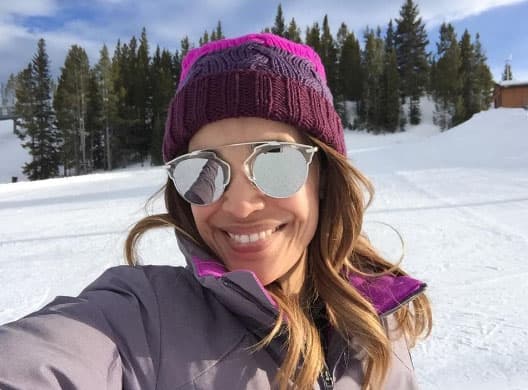 Llevar gafas en un clima frío fuera no está fuera de lugar, pues la nieve refleja los rayos UV con mayor intensidad.