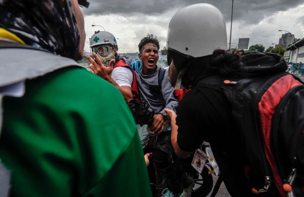 Paramédicos auxilian a los heridos del encuentro del 19 de junio.