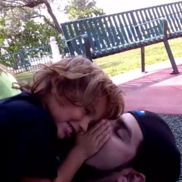 En segundo lugar, Gerardo también menciona que Paulina Rubio no permite que Eros conozca su origen y conviva con su familia.