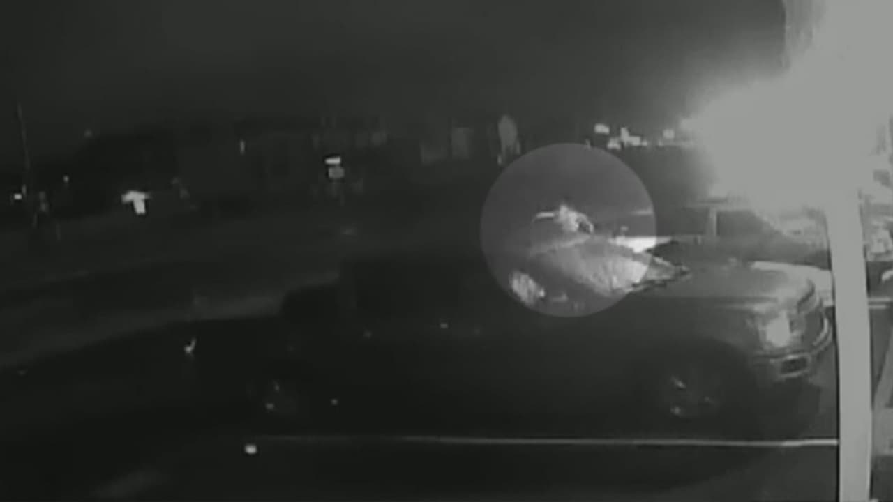 Video de seguridad capta a una persona persiguiendo a otra y disparándole en Dallas