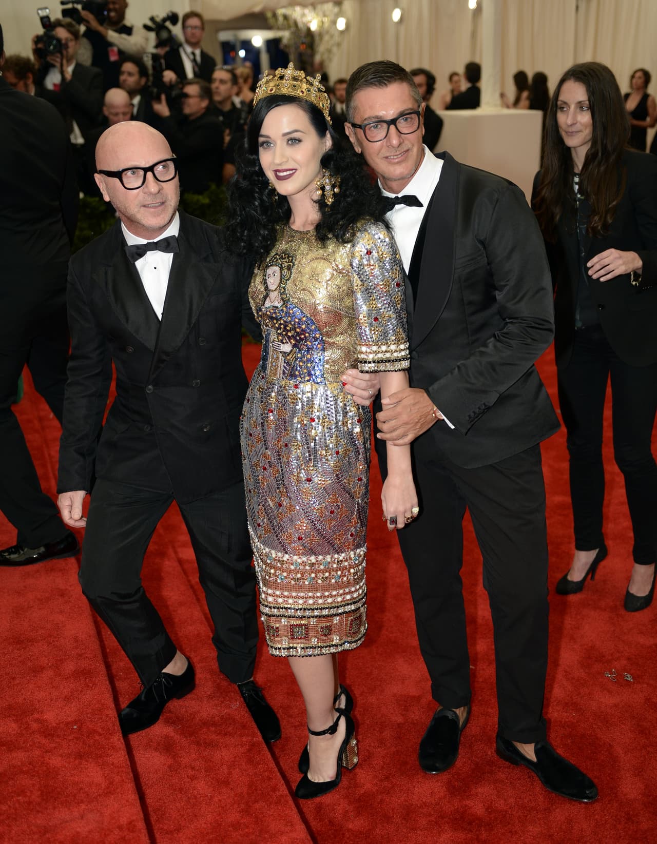 En 2013, Katty Perry por su parte quizo lucir como la ama y señora de viejos reinos llevando un vestido creado por Dolce & Gabbana que parecía el vitral real de una catedral. Su accesorio no podía ser otra cosa que una verdadera corona.