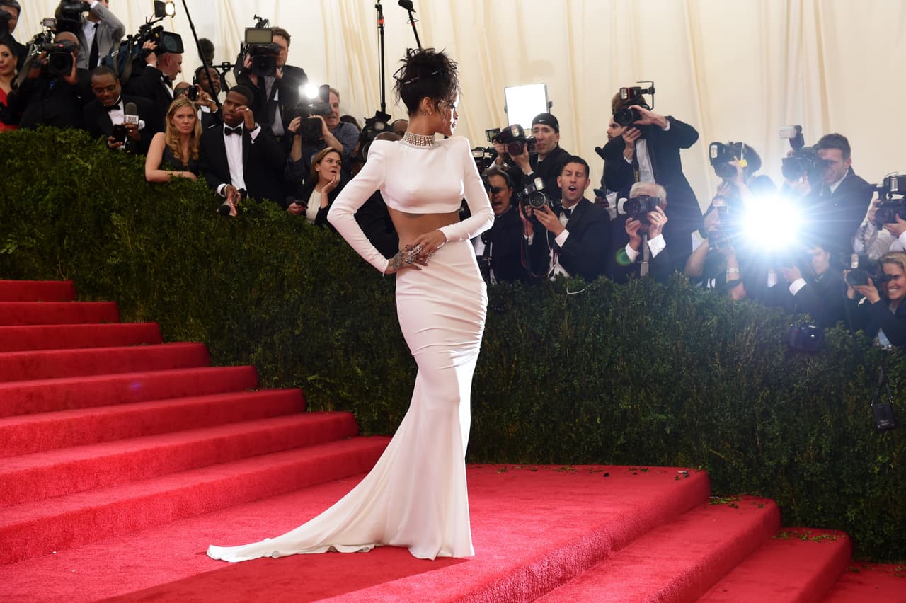 En 2014, con una larga cola tipo sirena y un vestido de dos piezas de Stella McCartney, Rihanna hizo su esperado arribo a la alfombra roja del Met Gala.