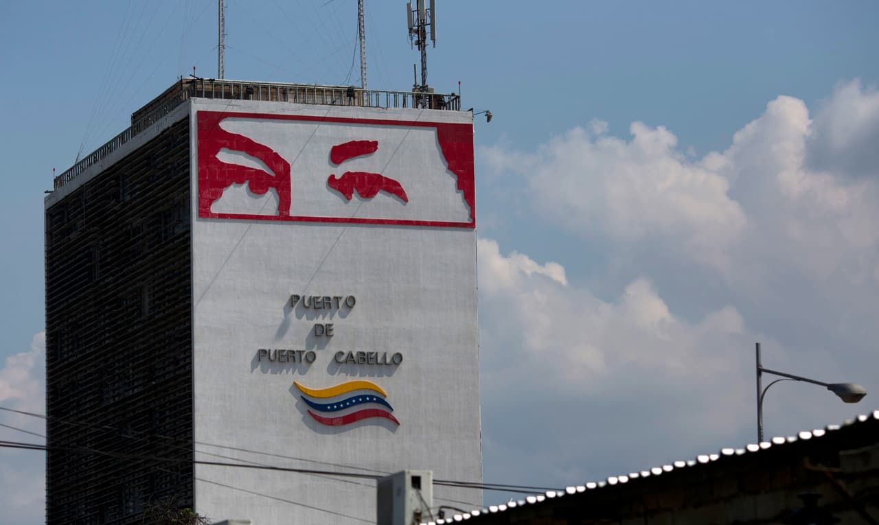 Una torre en Puerto Cabello, Venezuela (AP Photo/Ariana Cubillos).