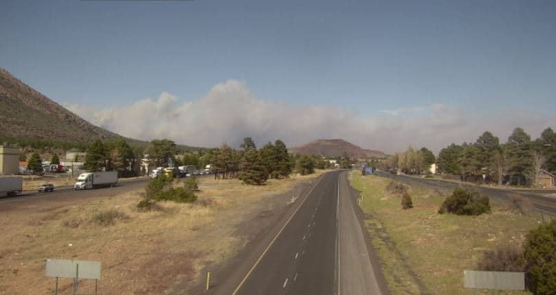 El clima ventoso mantiene a cerca de 370 bomberos especialmente ocupados en el condado de Coconino
<b> pues ahora las llamas se acercan a la comunidad de Timberline-Fernwood, 11 millas al noreste de Flagstaff.</b>