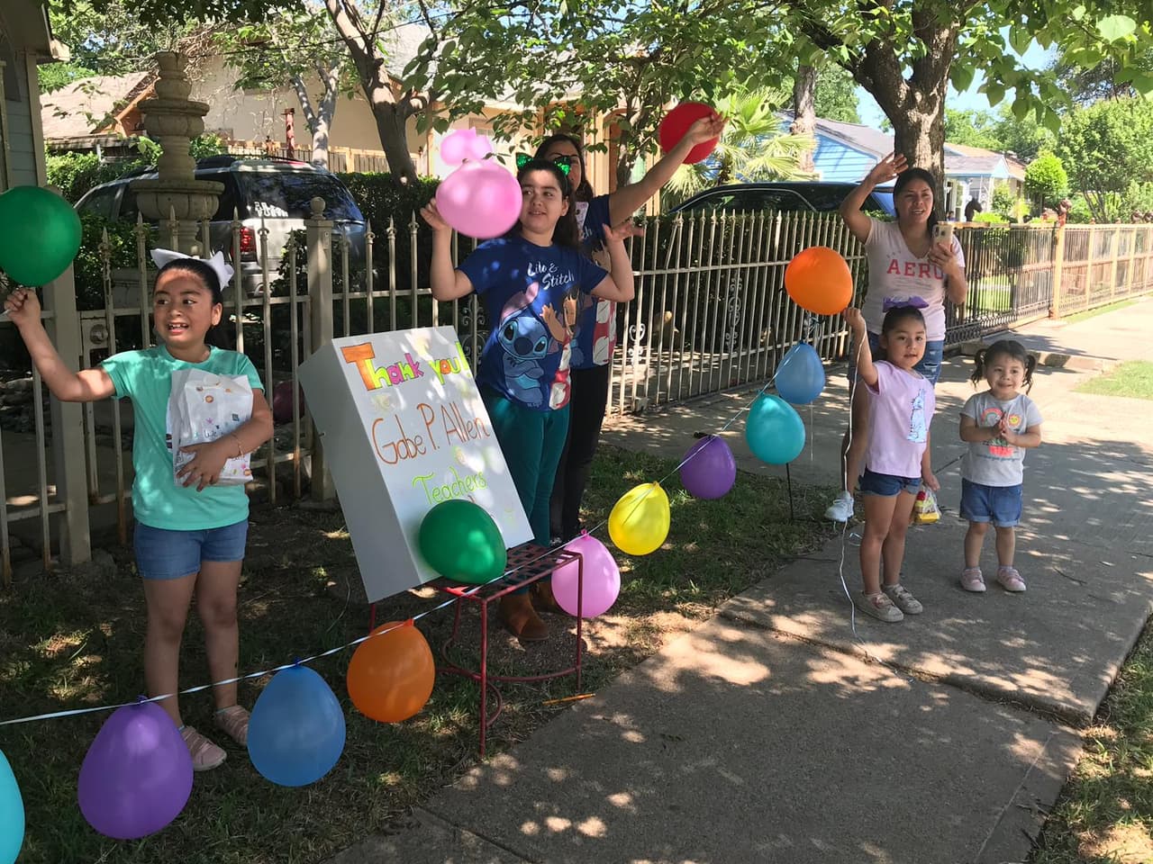 Padres de familia disfrutaron del desfile desde sus puertas, ventanas y automóviles, vistiendo los colores de la escuela y manteniendo la distancia.
<br>
