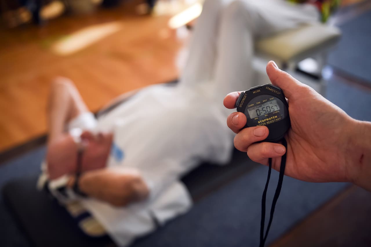 Los participantes (con una media de 77 años de edad) 
<b>se ejercitaron 3.5 días a la semana con intensidad moderada, durante 30 a 60 minutos</b>. Algunos fueron estudiados durante solo 8 semanas, otros por más de 6 meses.