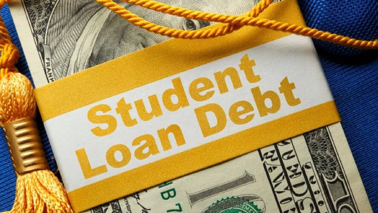 <h2 class="cms-H2-H2">¿Cómo aplicar a SAVE?</h2>
<br>Para aplicar sólo debes ingresar a la página de 
<a href="https://studentaid.gov/idr/" target="_blank">Federal Student Aid</a> y llenar la solicitud, que toma alrededor de 10 minutos, con los siguientes datos:
<br>- Una identificación de FSA verificada (se obtiene al registrarse)
<br>- Información financiera
<br>- Información personal
<br>- Información del cónyuge, si corresponde.