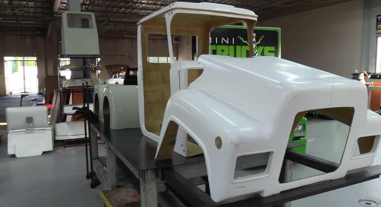 En el futuro planifica construir un parque para que grandes y pequeños puedan disfrutar de sus creaciones. "Habrá restaurante, área de cumpleaños, el 
<i>showroom</i> para el que le interese comprarlo y afuera del establecimiento va a haber un parque de diversiones para que los niños lo puedan utilizar".