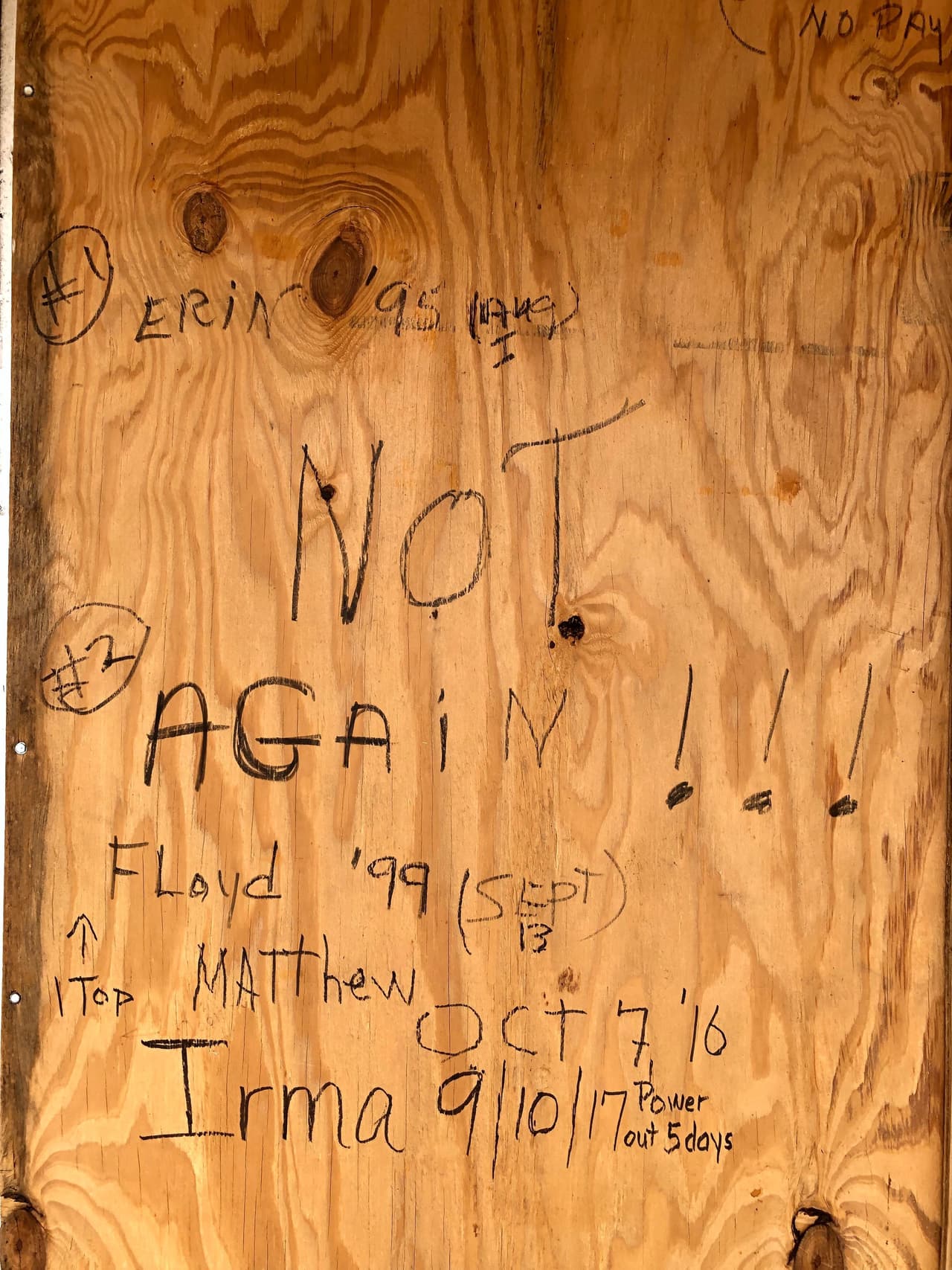 Hay quienes dejan otros mensajes de 'enojo' haciendo saber a Dorian que no es bienvenido aquí. "¡¡¡No otra vez!!! Floyd '99, Matthew '16, Irma '17 (sin energía por 5 días)", señala este cartel en una madera colocada como protección en un negocio de Melbourne y que recuerda el paso de huracanes anteriores.