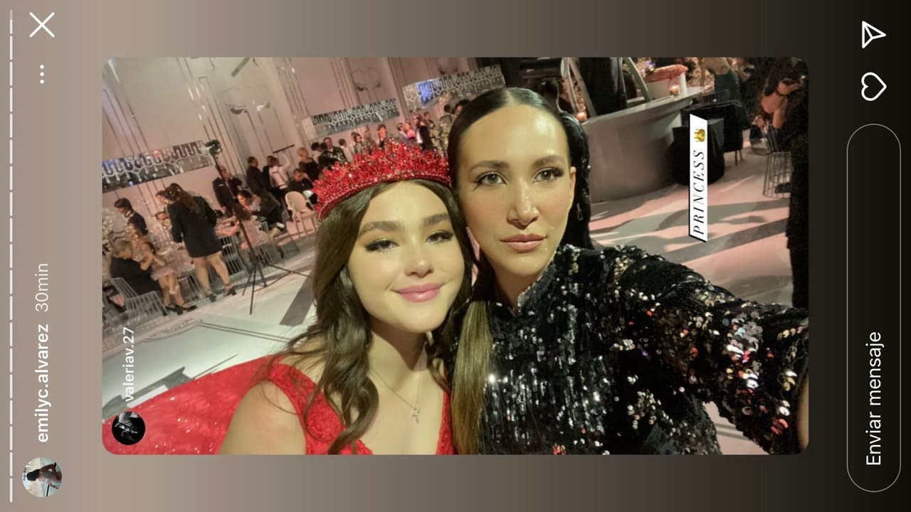 La hija de 'El Canelo' completó su lujoso look con una tiara que para algunos la hizo verse como una "princesa".
<br>