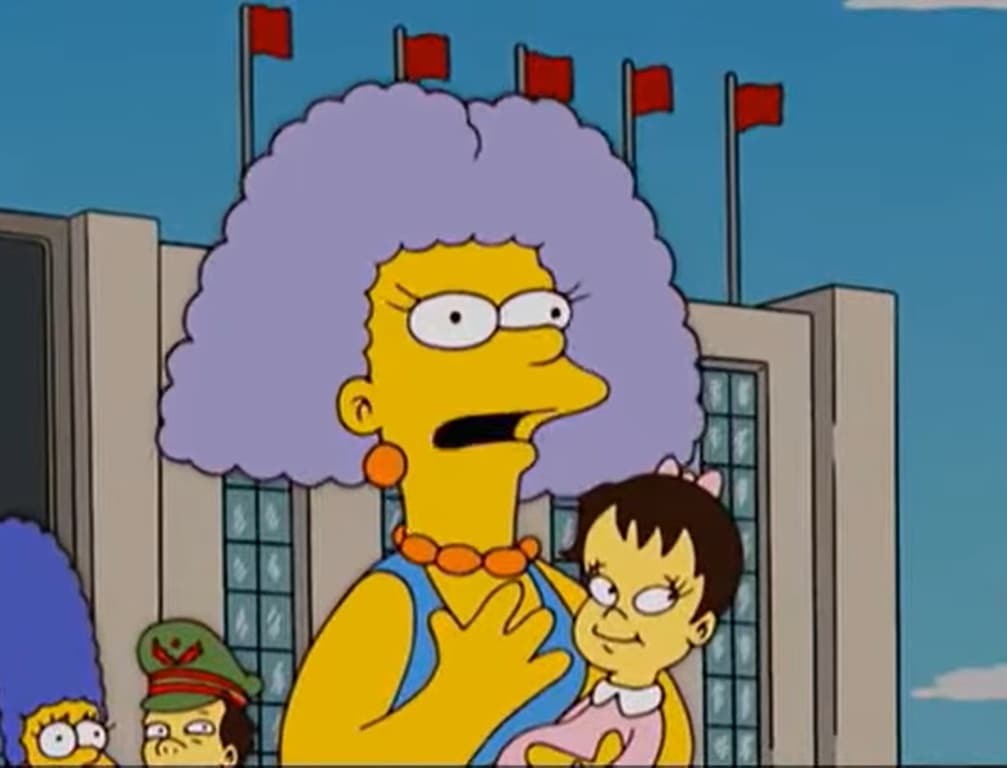 <b>8. 'Goo Goo Gai Pan'</b>
<br>Selma decide adoptar a una bebé de China, pero debido a que el gobierno de ese país solo permite adoptar a las parejas casadas, convence a Homero para que la acompañe y finja ser su esposo.