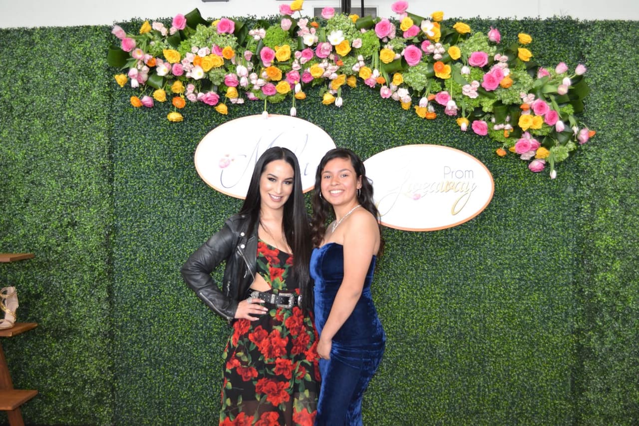 Otra de las afortunadas jóvenes, luciendo su vestido en azul y posando con la cantante mexicana.