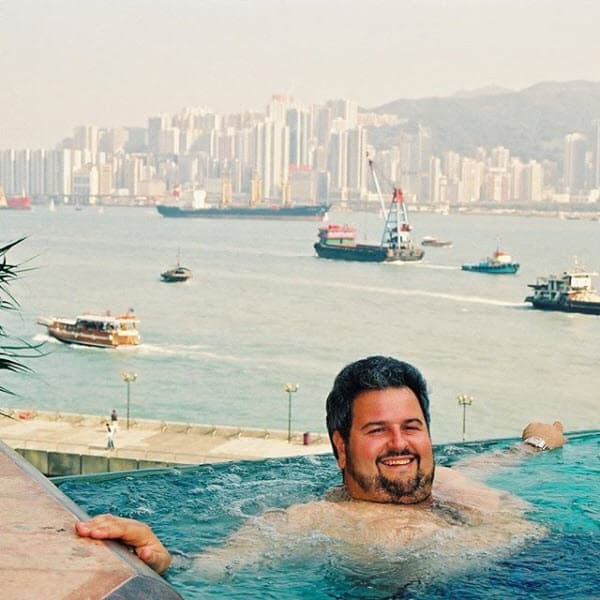 Ha viajado a cinco de los seis continentes del planeta. Aquí lo vemos en China hace más de dos décadas: "Durante mi luna de miel en Hong Kong hace 23 años atrás. Increíble vista".