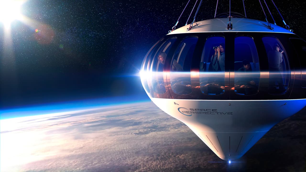 Así se verá en pleno vuelo la cápsula presurizada de Space Perspective, una compañía que efectuará en 2021 el primer viaje de prueba no tripulado de su paseo para turistas a 100,000 pies (unos 30,500 metros) de altitud, en el borde de la atmósfera de la Tierra y el espacio exterior.