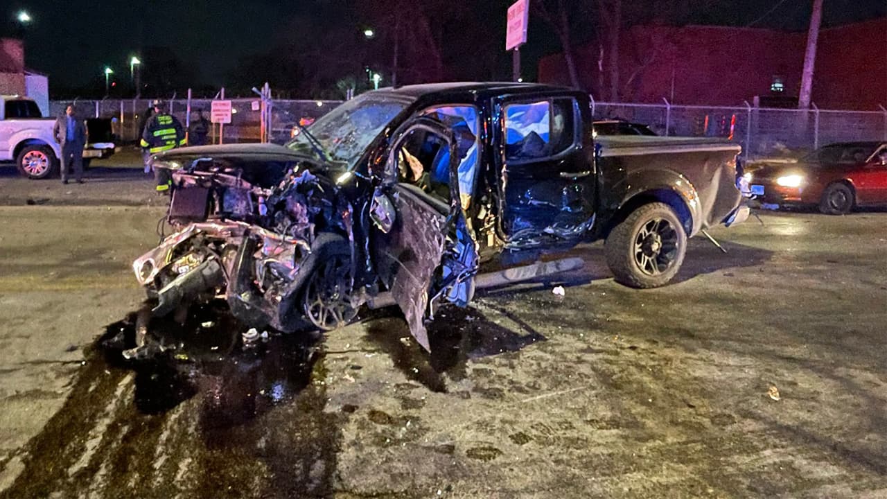 El conductor de la pick-up fue trasladado a un hospital en condición grave.