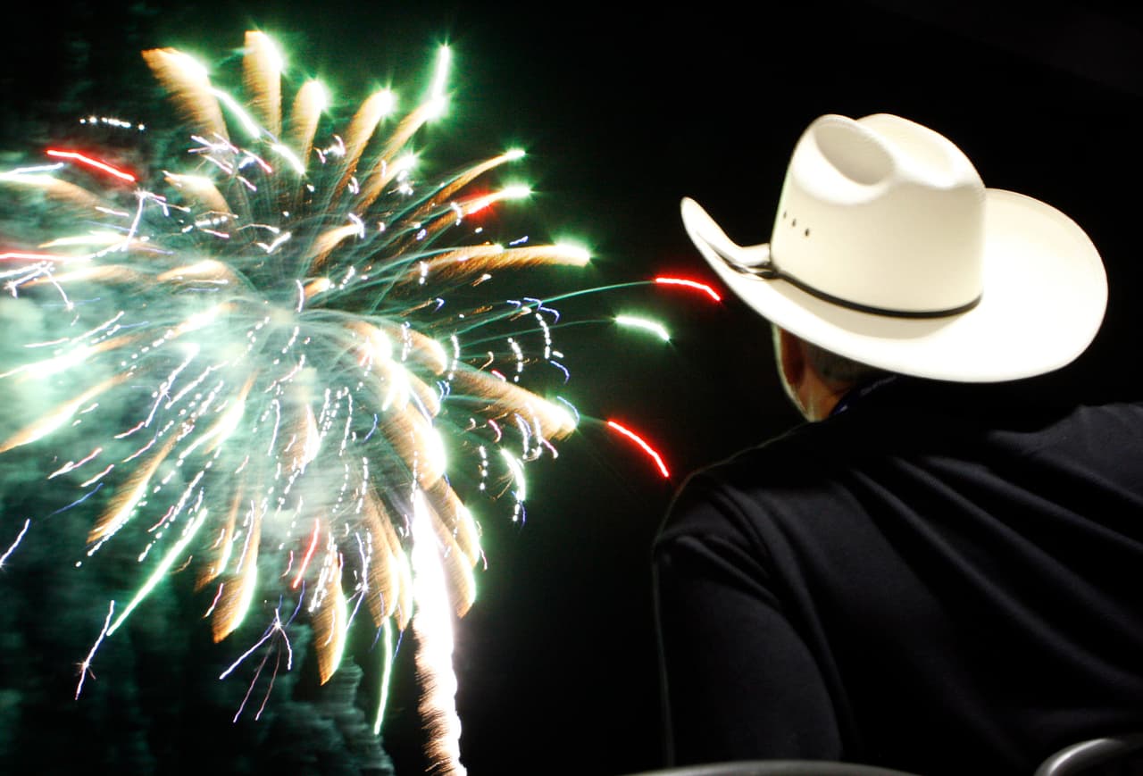 <b>Frisco, Texas</b> 
<br>
<a href="https://www.univision.com/local/austin-kakw/estas-son-las-siete-ciudades-de-texas-mas-seguras-para-criar-hijos-fotos" target="_blank">Ocupa el puesto número 14 de la lista</a>. Según la organización, ha ganado su parte de prestigio como el mejor destino deportivo, pero la ciudad hace algo extra para los niños y las familias. Tienen una escuela para la primera infancia financiada por la ciudad y más de 90 millas de senderos bien mantenidos. 
<br>
<br>
<b>Población: </b>172,804. 
<br>
<b>Población hispana (2018):</b> 17,000. 
<br>
<b>Ingreso promedio: </b>$120,701. 
<br>
<b>Tasa de graduación: </b>95,8%. 
<br>
<b>Tasa de delincuentes sexuales (por cada 10.000): </b>2.10.