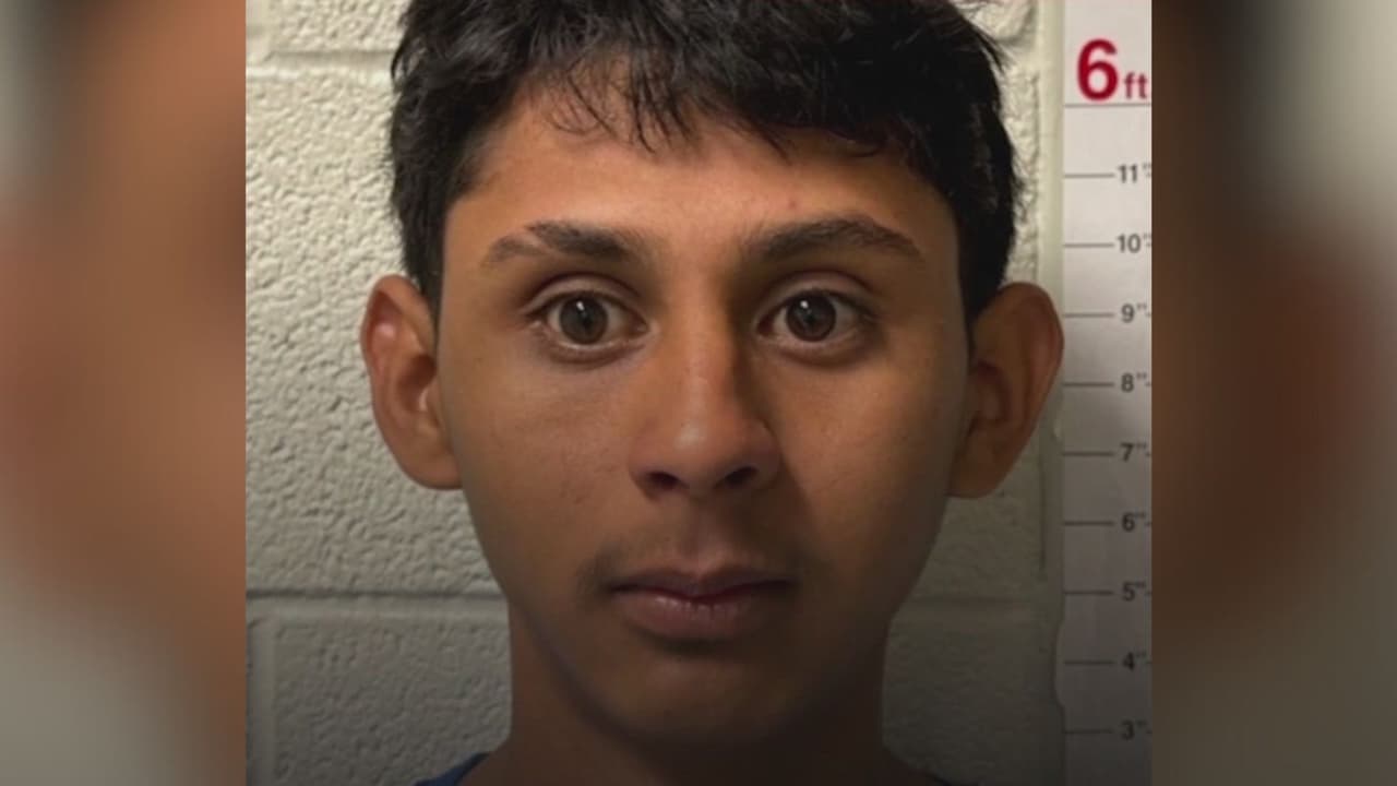 Joven hondureño está en un limbo legal: aparece como deportado, pero continúa en un centro de detención