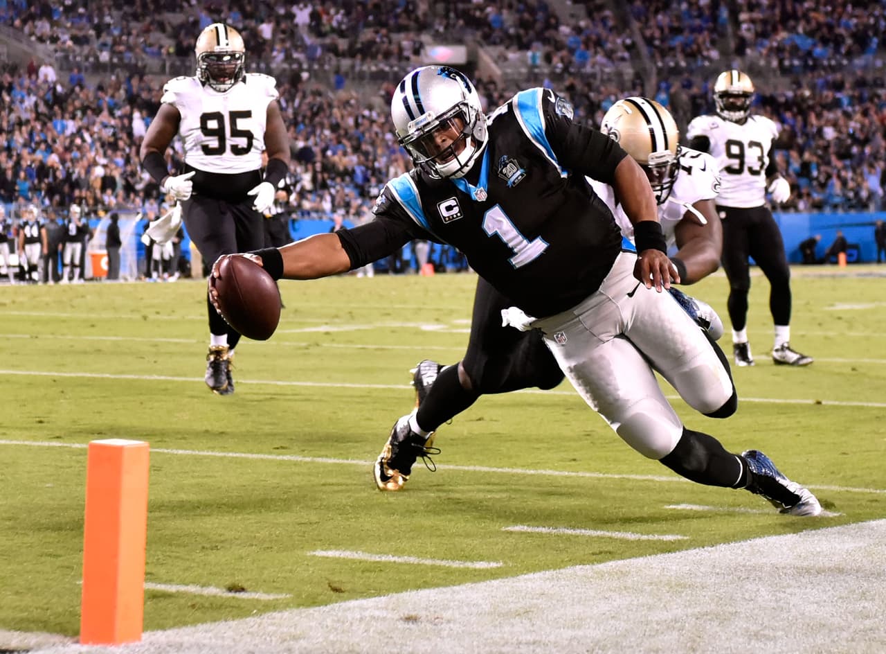 <b>Ataque terrestre</b>
<br>Si bien es cierto que Tom Brady nunca necesitó correr el balón o, por lo menos, no era muy requerido para ello, Cam Newton continuó con la legión de los quarterbacks que son capaces de llevar muy bien el balón por tierra. Esto, sin duda, sería una gran variante para la ofensiva de Josh McDaniels, Bill Belichick y compañía. Durante su trayectoria en la NFL ha acarreado el ovoide 934 ocasiones, sumó 4 mil 806 yardas y 58 anotaciones.