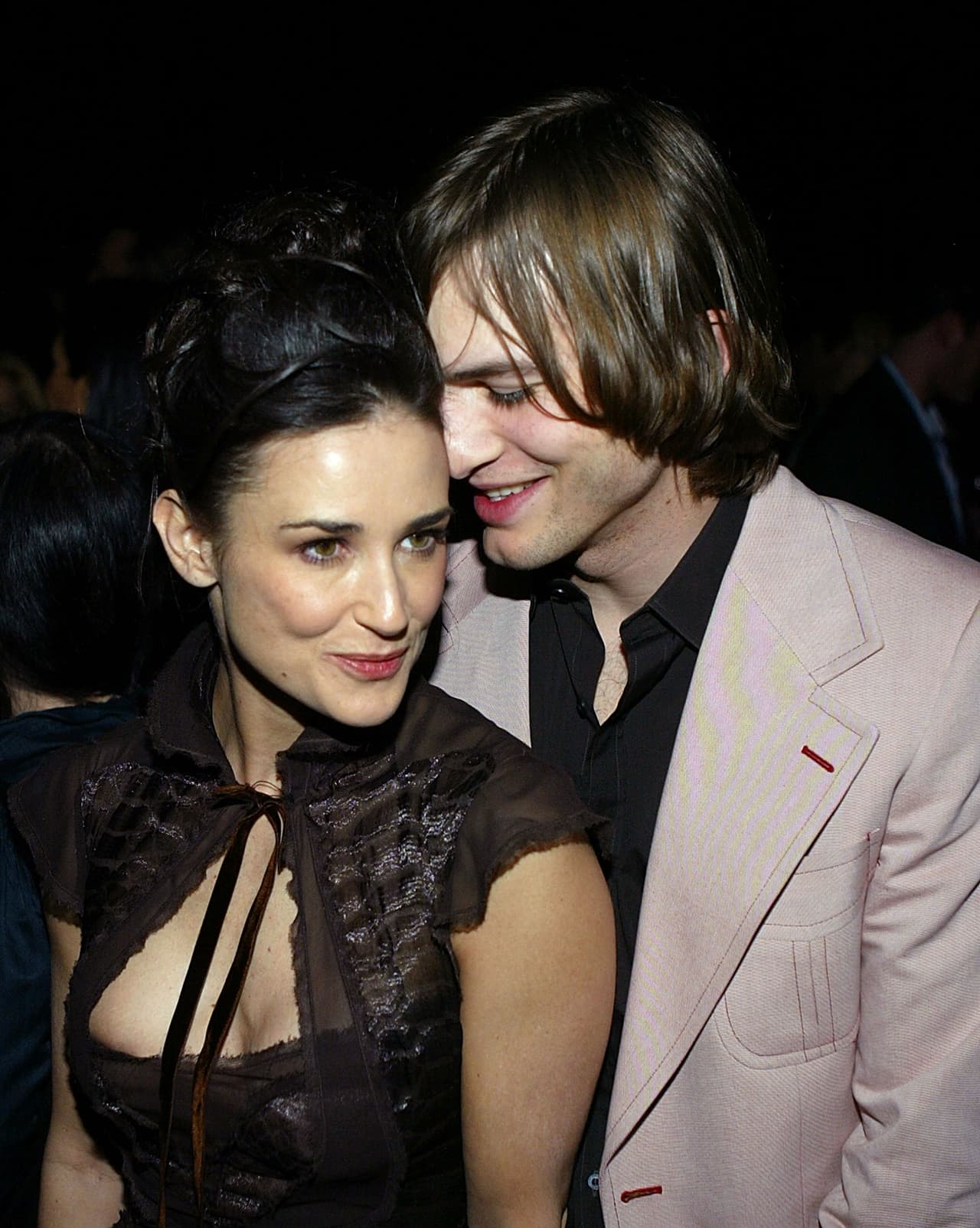 Por su parte, Ashton Kutcher tuvo una relación desde el 2003, y por diez años, con la actriz Demi Moore.