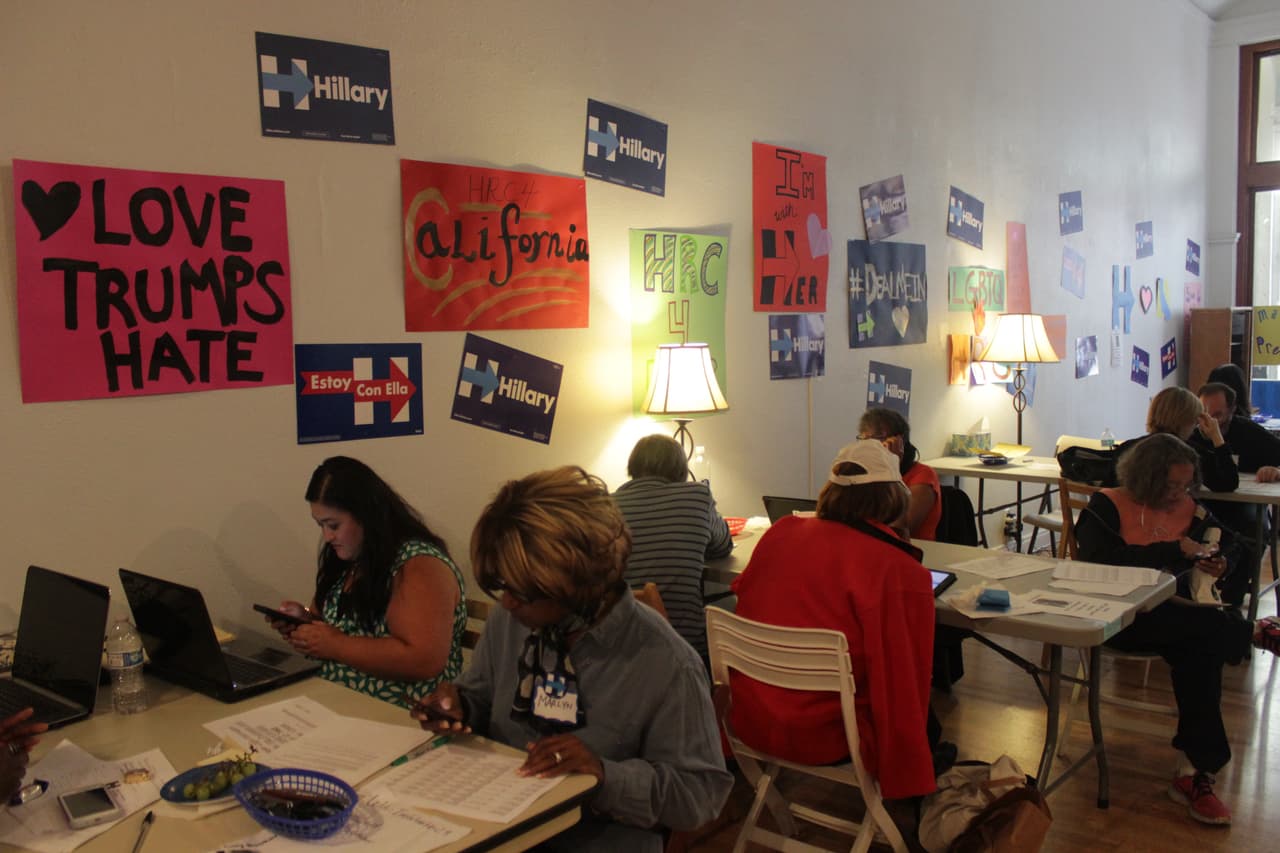 La oficina de Clinton en Oakland, California. En este estado, el 12% del electorado es de origen asiático. Hillary Clinton tiene una favorabilidad mucho más alta entre los asiáticos (62%) que entre el público en general (37%).