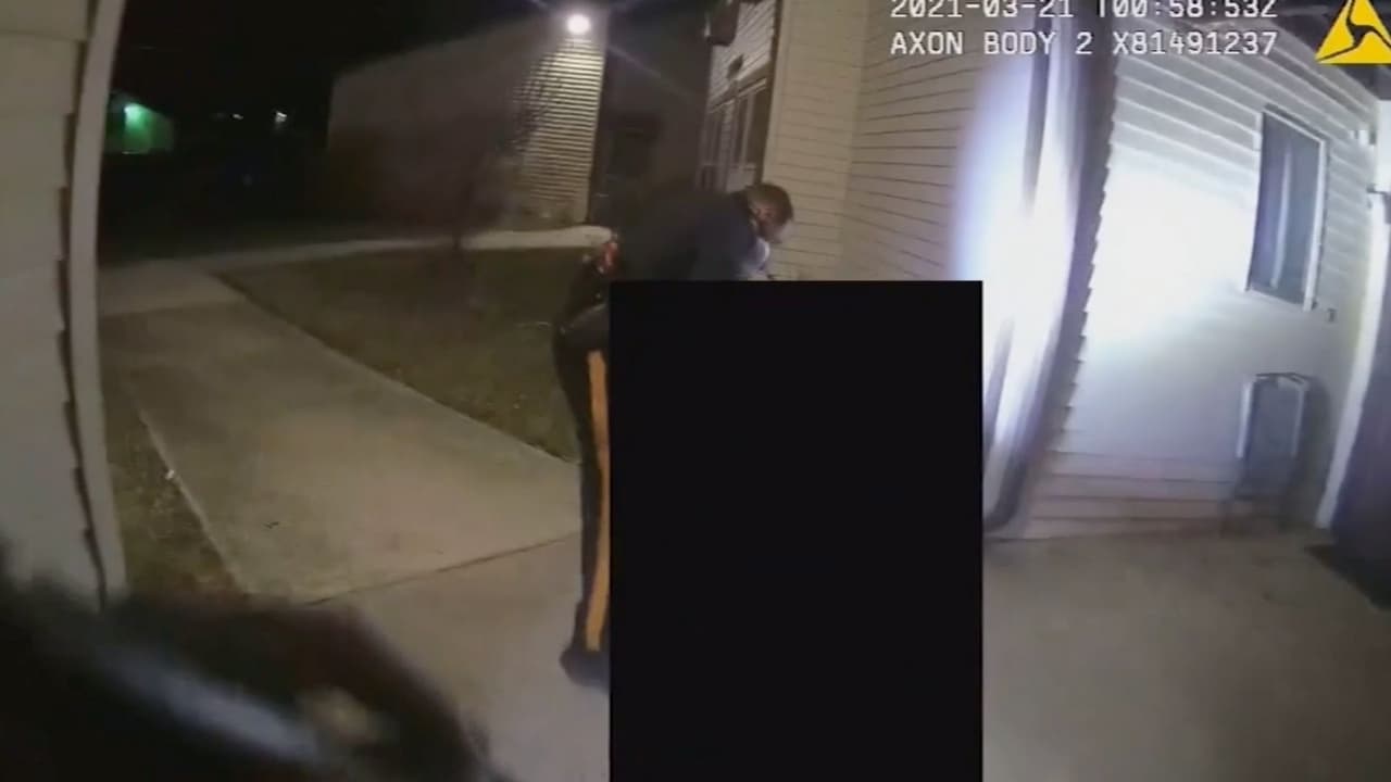 Policía salva la vida de una anciana atrapada en una casa en llamas y el rescate queda grabado en video 