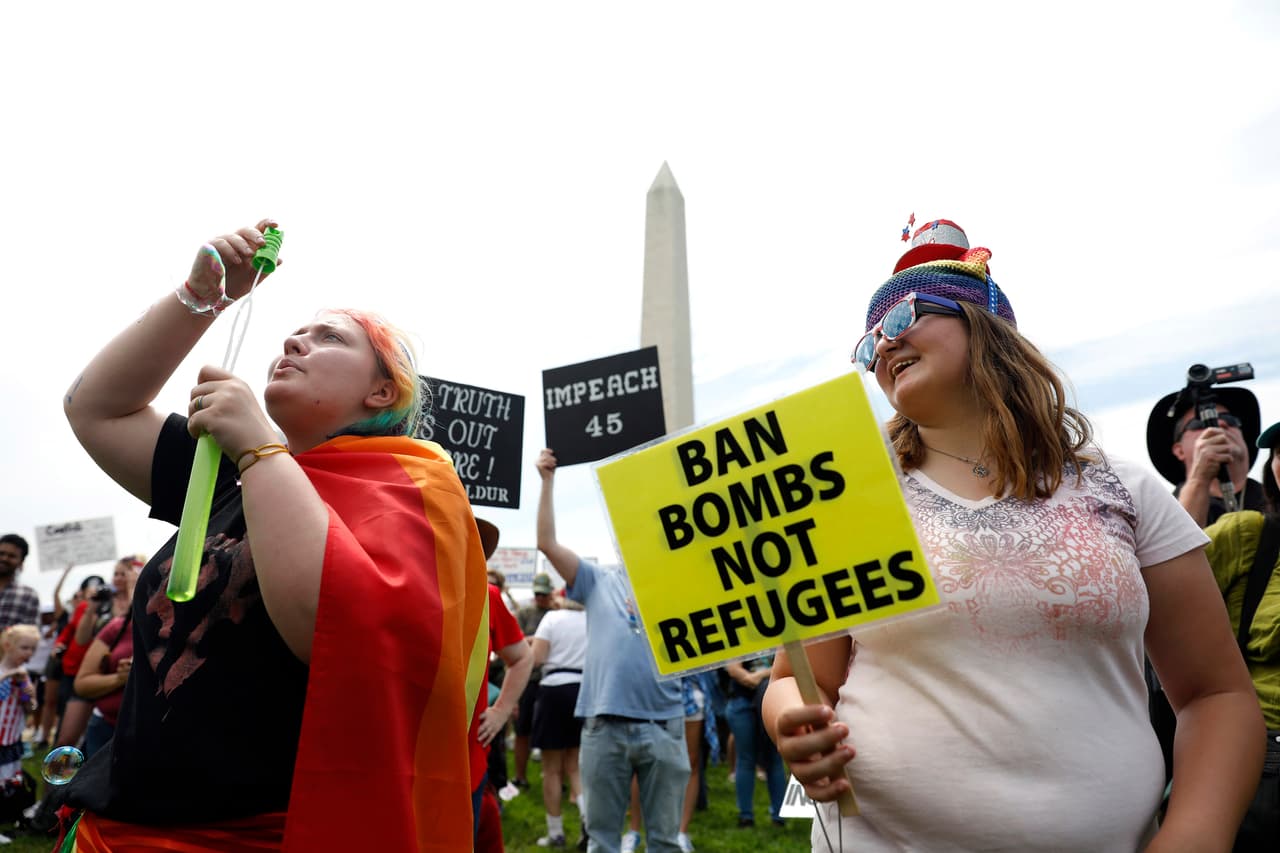 <b>"Prohíban las bombas no a los refugiados",</b> dice este cartel en Washington DC, que alude a la prohibición de viaje a EEUU a ciudadanos devarios países de mayoría musulmana que impulsó Trump.