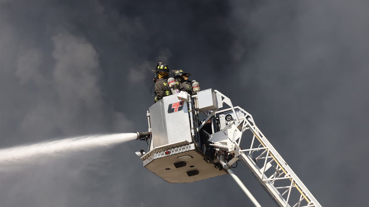 El fuego ocasionó 
<b>una densa columna de humo</b>, visible a varias millas de distancia.