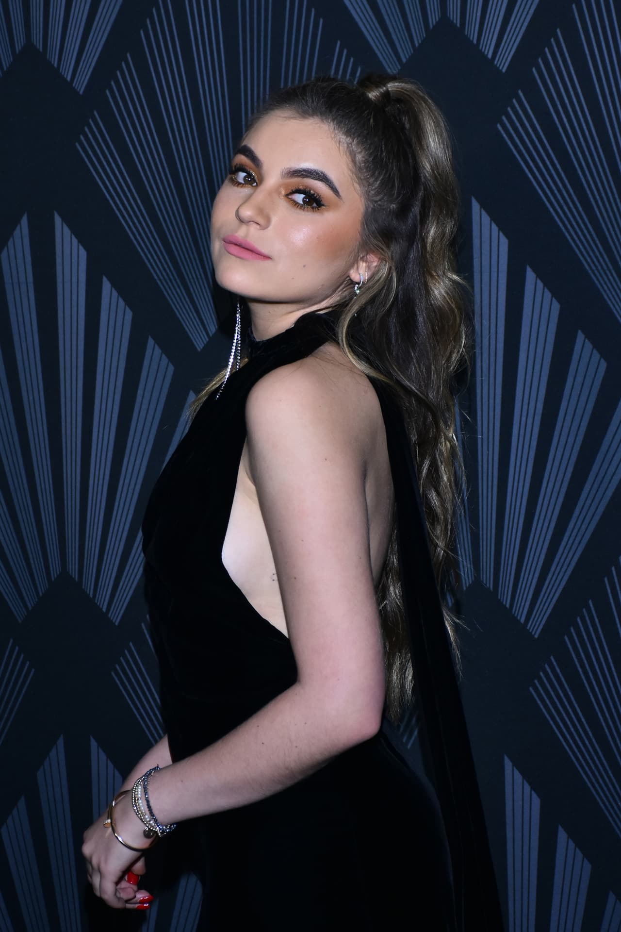 Durante la entrevista que concedió la hija de Angélica Rivera, se encontraba
<b> sola en el aeropuerto</b> previo a abordar un vuelo, lo que llamó la atención de los periodistas, pues siempre iba acompañada de un fuerte dispositivo de seguridad.