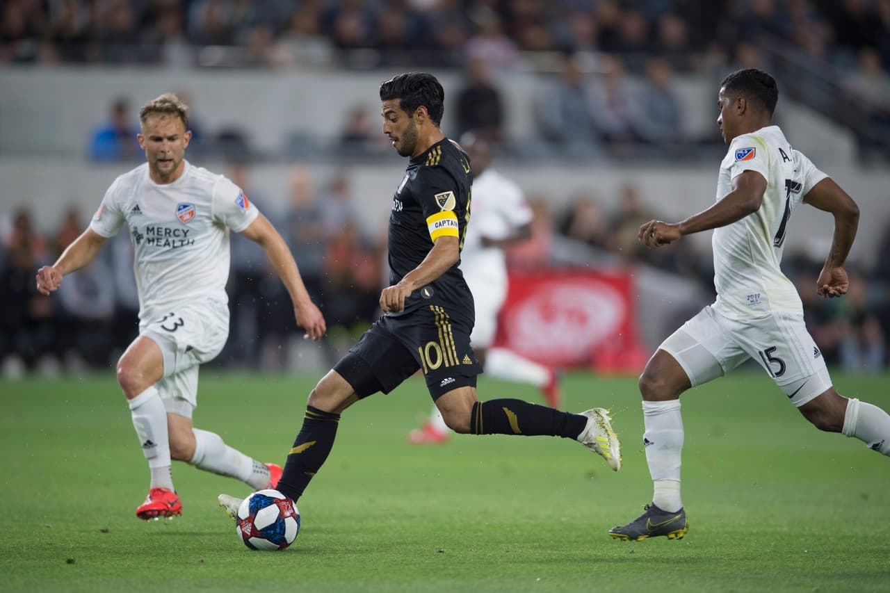 Con su fútbol y ocasiones de gol, Carlos Vela fue un dolor de cabeza para la defensa rival.