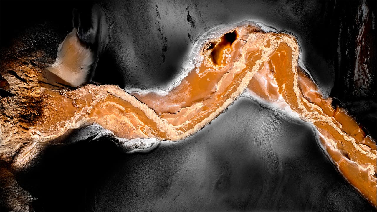 Una cinta de desechos tóxicos atraviesa una presa de relaves en la región de Goldfields, Australia Occidental.
<br>