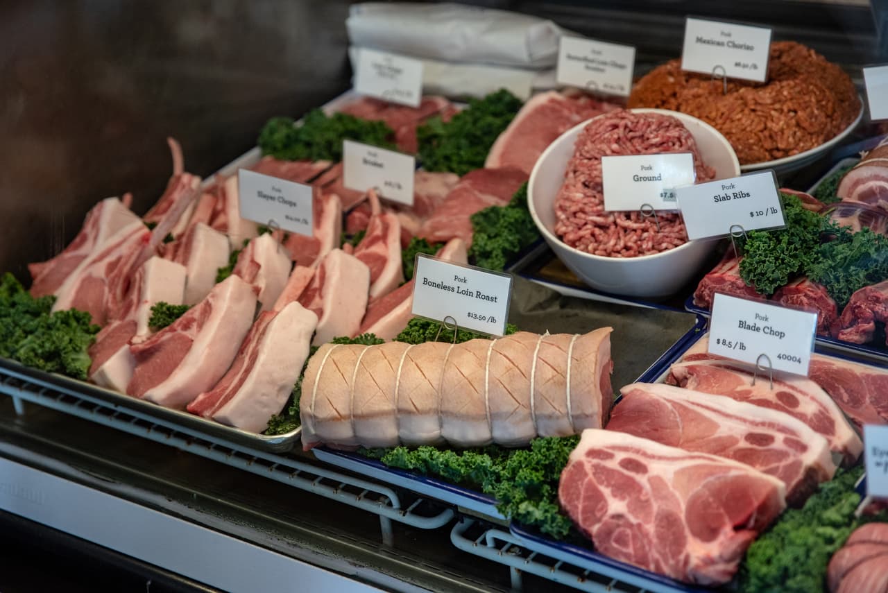 The pork on sale at Salt and Time, a butcher shop in Austin, Texas. Ben Runkle, one of its owners, does not agree with President Trump's tariff policy, although he has not yet been affected as a private purchaser of pork. The butcher shop is supplied directly from farms that raise high quality pigs. Runkle assures that the idea that trade agreements needed a shake is wrong and added that the reason why people think that treaties are unfair is because they do not see the benefits, because they go to the better off.