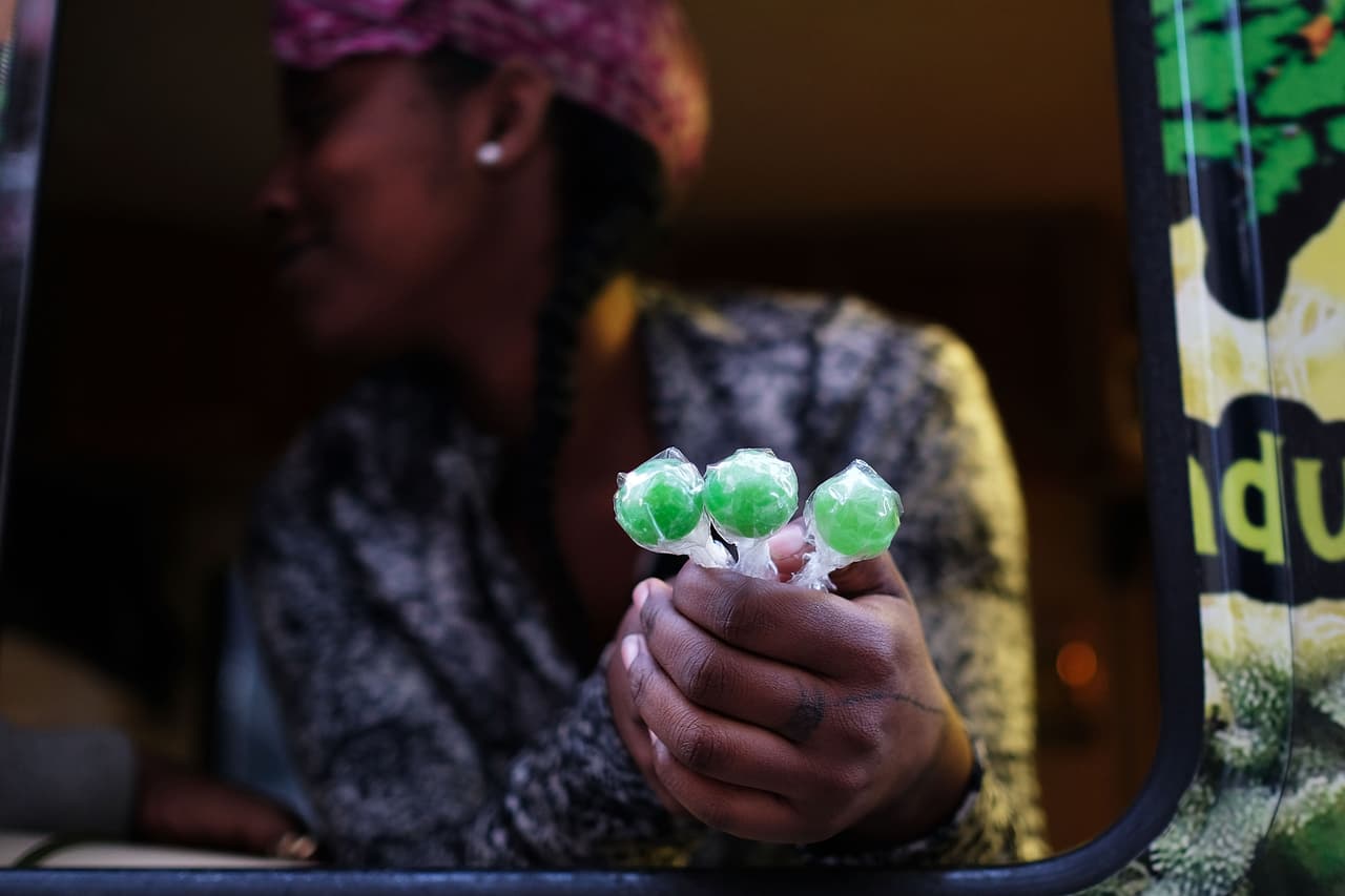 <b>¿Qué pasa si el jefe pide una prueba de drogas y fumé marihuana en mi tiempo libre?</b>
<br>El cannabis es que se mantiene en el organismo mucho más tiempo que el alcohol. Un empleador podría pedir una prueba a alguien en el lugar de trabajo y es posible que esa persona de positivo, aunque no lo haya usado recientemente. Por eso no lo puede despedir basándose en ese resultado.