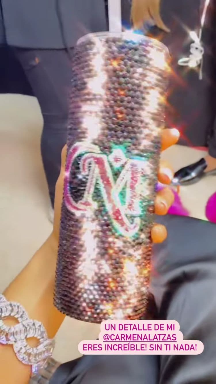 Los regalos y detalles no faltaron en su debut como conductora en su querida República Dominicana.