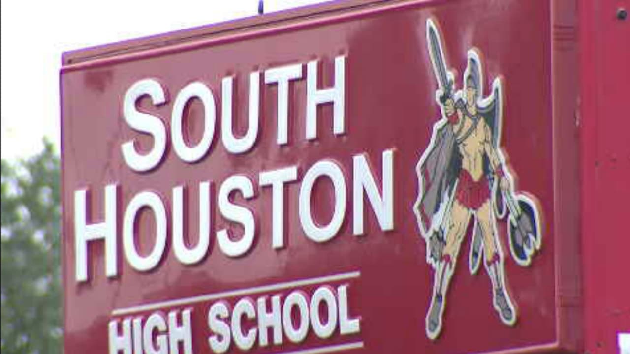 Hallan cadáver de bebé en baño de preparatoria en Pasadena