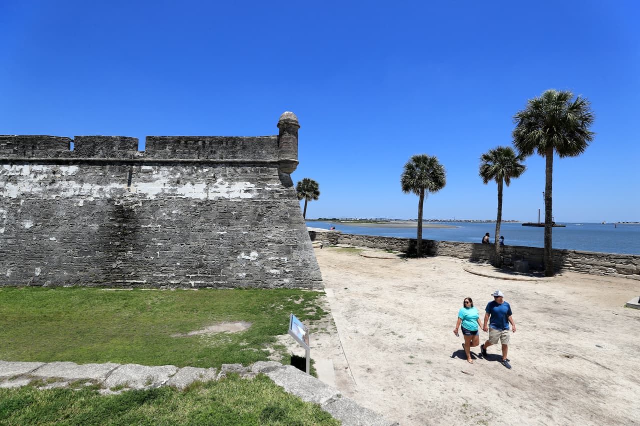 Las personas pudieron caminar por la playa justo en frente del castillo de San Marcos