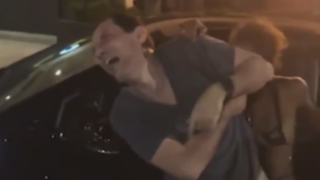 Perturbada, mujer se le lanza a mordidas y golpes a un conductor de Uber en Atlanta (y no era la pasajera)