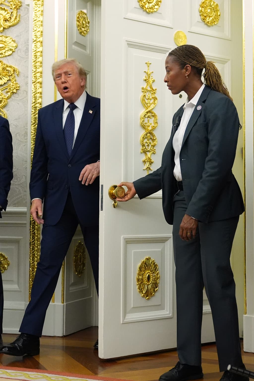 El presidente de Estados Unidos oficializó con el evento 
<b><a href="https://www.univision.com/noticias/edicion-digital/donald-trump-inaugura-las-operaciones-de-las-trump-accounts-desde-la-oficina-oval-video" target="_blank">la salida al mercado bursátil de las llamadas 'Trump Accounts',</a></b> las
<b> cuentas de inversión y ahorros para niños</b>, que ofrecen un bono de 
<b>$1,000 </b>a los menores estadounidenses que cumplan los requisitos.