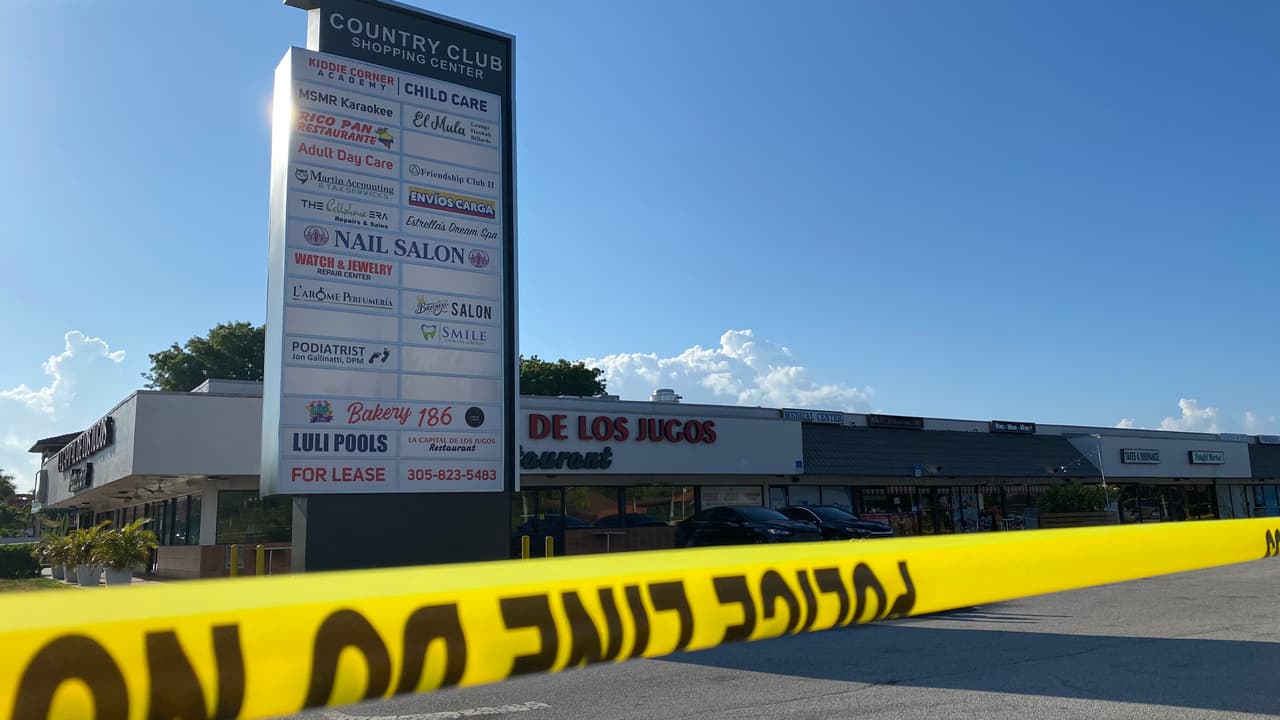 El tiroteo comenzó después de la medianoche afuera de un concierto. en un local de un centro comercial ubicado en el 7600 del noroeste del condado y la calle 186.