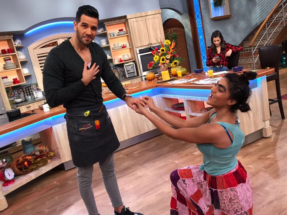 Lástima que nuestro chef ya es un hombre casado, por más intentos que hizo Mela no pudo convencerlo.